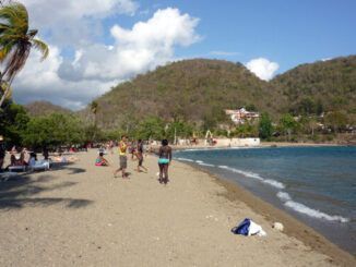 Playa Siboney en  Santiago de Cuba: El sol y el mar siempre le acompaña